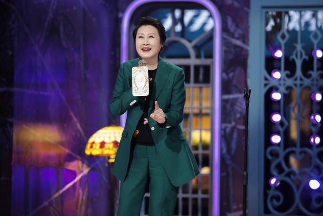 《听姐说》凯丽脱口秀首秀金句不断 爆梗又暖心独创“凯氏风格”