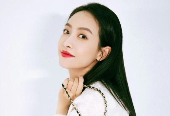 宋茜暮夜樱花裙出席时尚晚宴 俏皮婉约诠释法式优雅