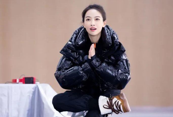 冬梦推广大使宋茜探访冬奥场地 体验冰雪运动为奥运助威