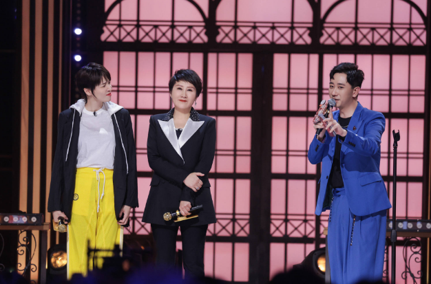 被热依扎调侃“人间凡尔赛” 网友喊话凯丽带老公上《妻子的浪漫旅行》