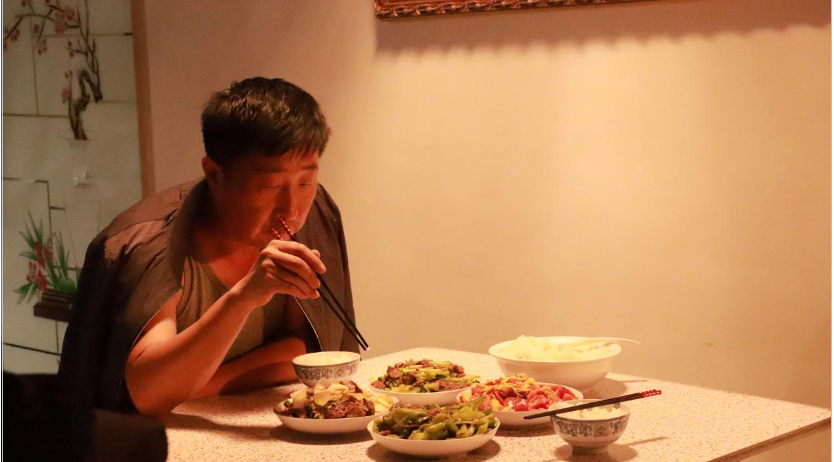 脱贫攻坚题材剧《那些日子》开播 林永健“有招书记”谱写动人篇章