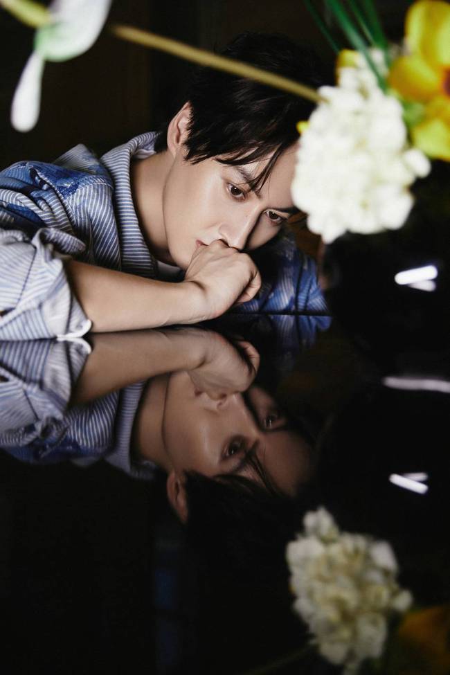 李俊逸夏末微风写真曝光 浅蓝牛仔清新阳光