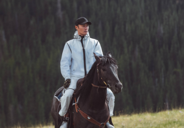 章贺《再见爱人》展露骑马英姿 细致温柔关心他人引好评