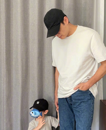 李光洁带娃出街清爽穿搭亮眼  网友：造型不错，可以出门