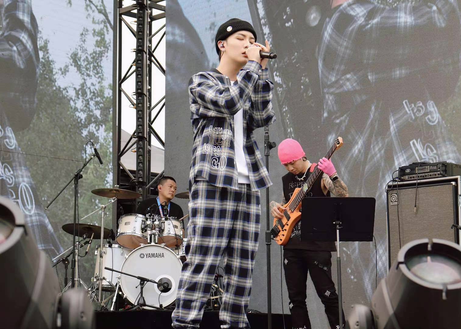 吴岱林亮相成都潮拜72小时盲盒音乐节后惊喜助阵张远广州站巡演