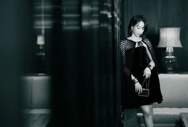 宋茜出席时尚盛典活动 梦幻神秘黑天鹅造型展现个性优雅