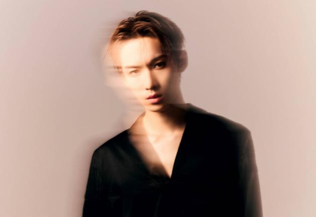 梁弘立氛围感写真曝光 尽显秋日浪漫气息