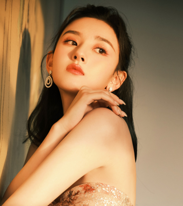 宋祖儿出席国剧盛典造型梦幻 乔家的儿女红毯同框引热议