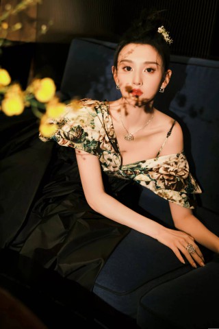 宋祖儿出席时尚盛典 高腰花卉礼裙优雅贵气