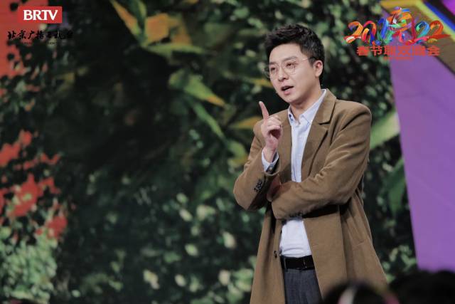 郭子歆参加北京台春晚 合作沙溢胡可欢乐演绎小品《甜蜜的烦恼》