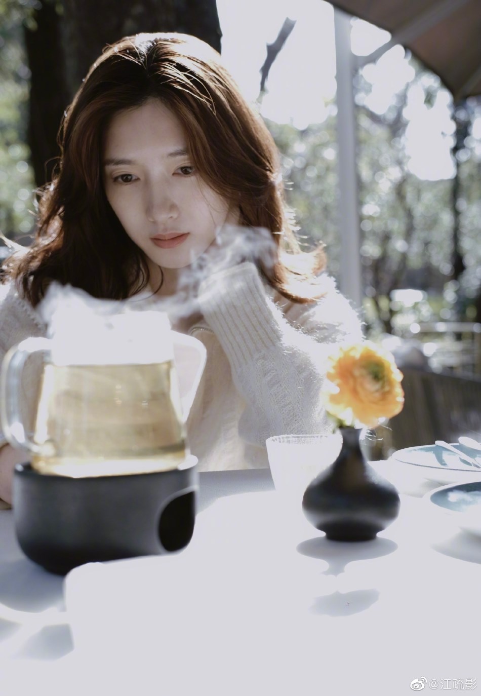 江疏影白色系穿搭简约大方 光影下自拍美得发光