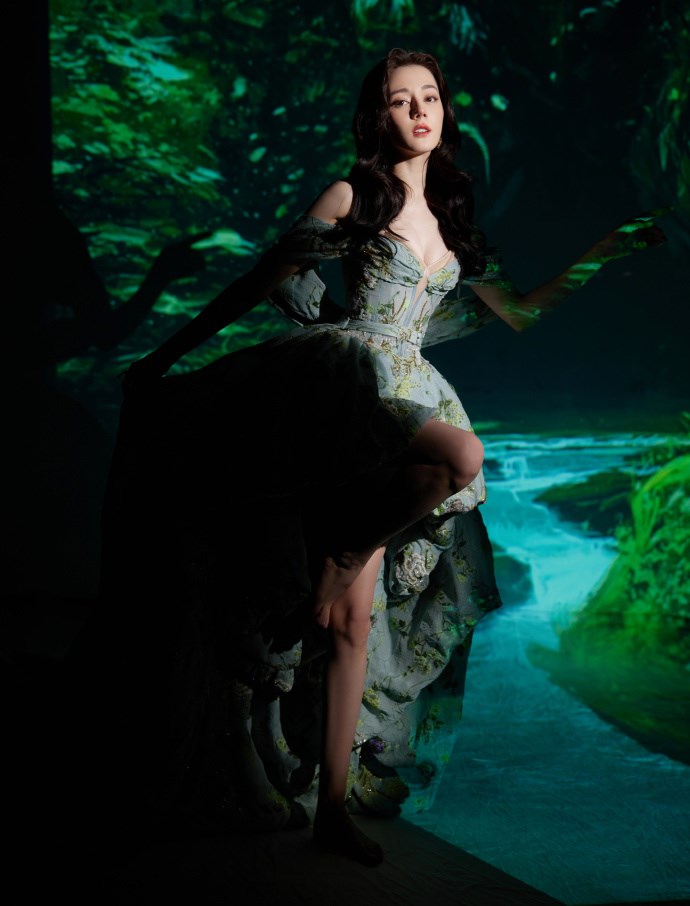 迪丽热巴复古绿色泡泡裙 宛若绿野仙踪的仙境少女