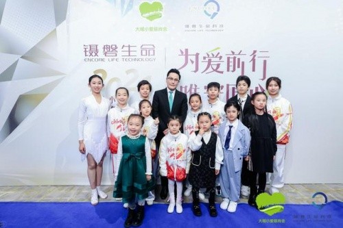 张信哲热衷公益，公益使者—照亮孩子心灵的一盏“灯”！