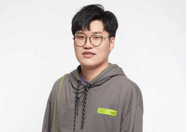 歌手壮煜亮首支个人单曲《半场喜剧》温柔抚慰离人心事