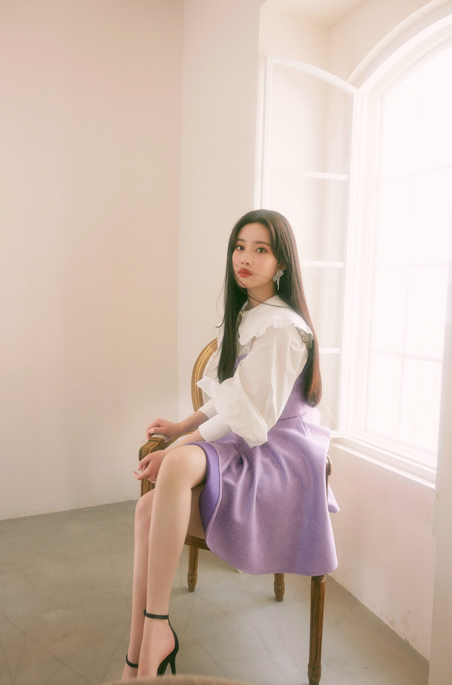 孟子义最新紫罗兰暖意写真 浪漫邂逅阁楼春日暖阳