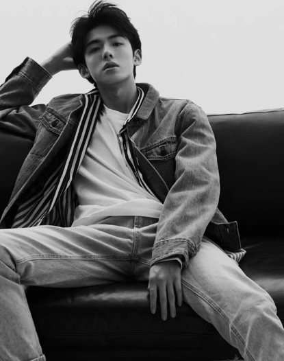 王一舟少年感写真释出 清爽纯粹不被定义