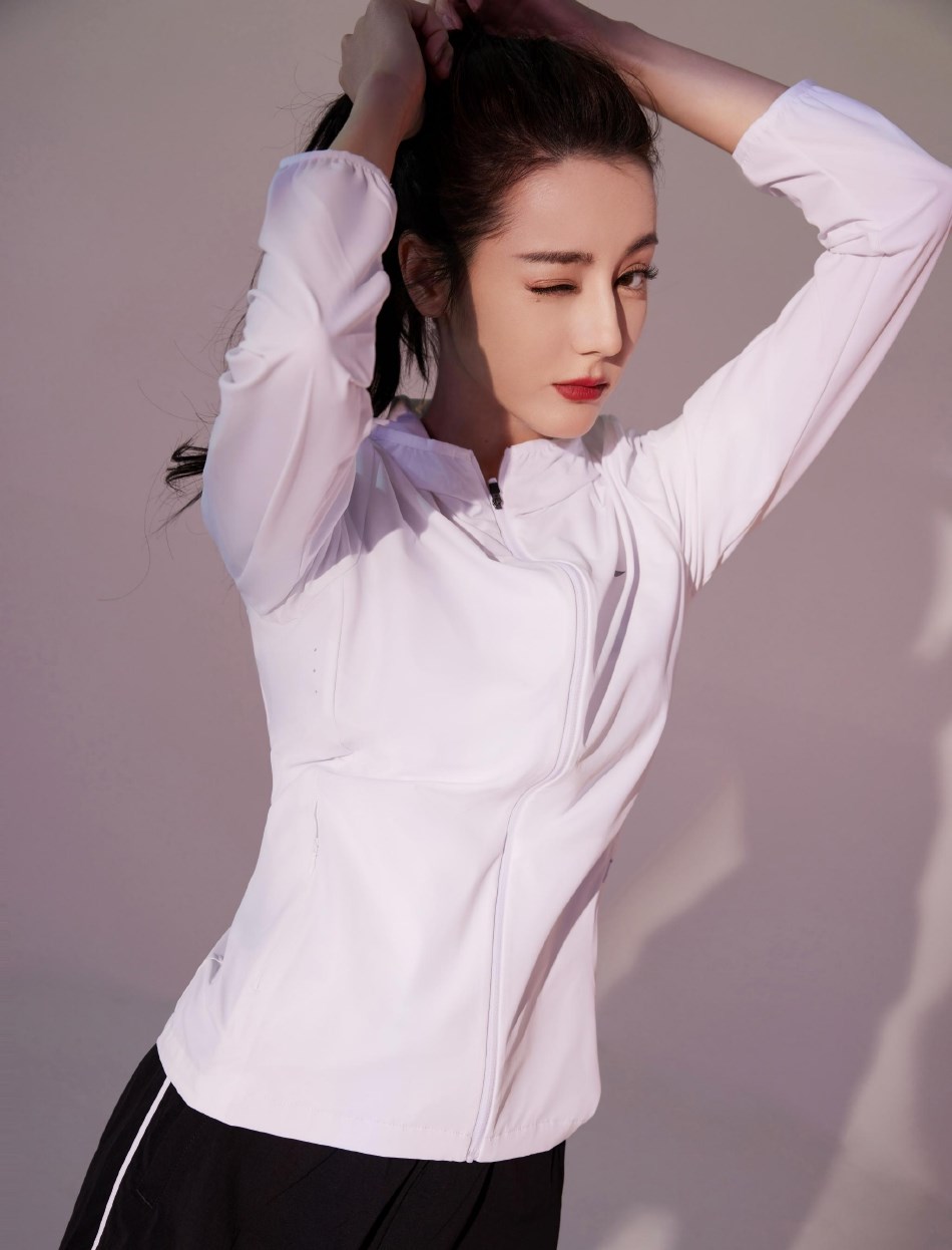 迪丽热巴运动装搭高马尾元气超女来袭 清透舒爽侧颜太精致