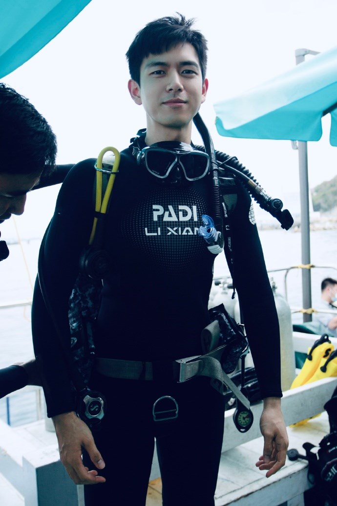李现分享海下潜水照 素颜皮肤佳穿潜水服好有型