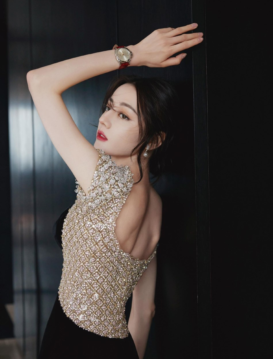 迪丽热巴黑丝绒礼服写真曝光  曼妙优雅身姿酷似黑玫瑰