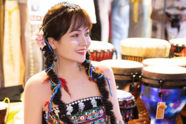 斯琴高丽西双版纳音乐采风 变身哈尼族美少女