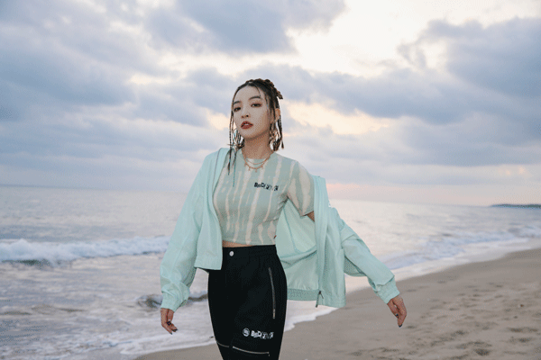 李宁品牌签约中国第一女Rapper VaVa毛衍七 继续燃爆国潮