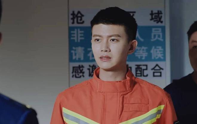 任嘉伦霸屏式播剧热度领跑四月《蓝焰突击》化身消防员气质大颠覆