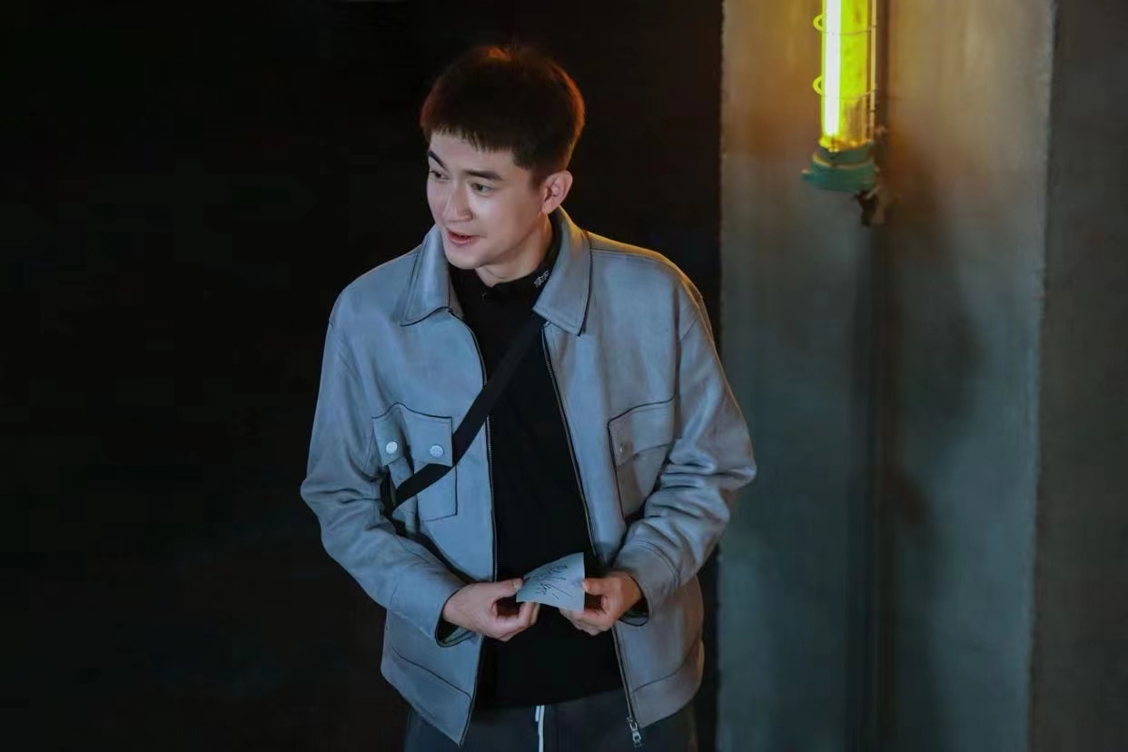 林更新《新游记》开启打工之旅，深夜骑行三十公里误到墓园