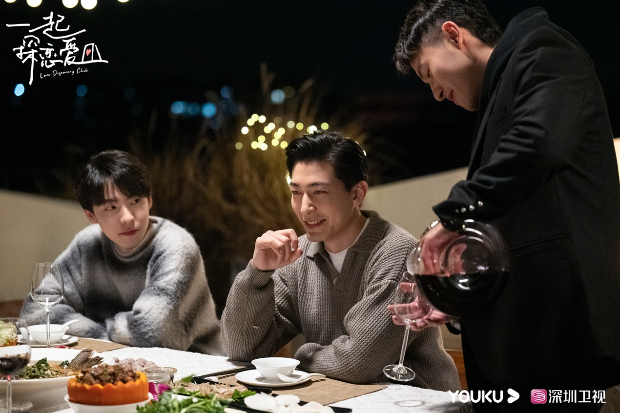 史上最拼女嘉宾拄拐寻爱，《一起探恋爱》惊险“三人约会”修罗场