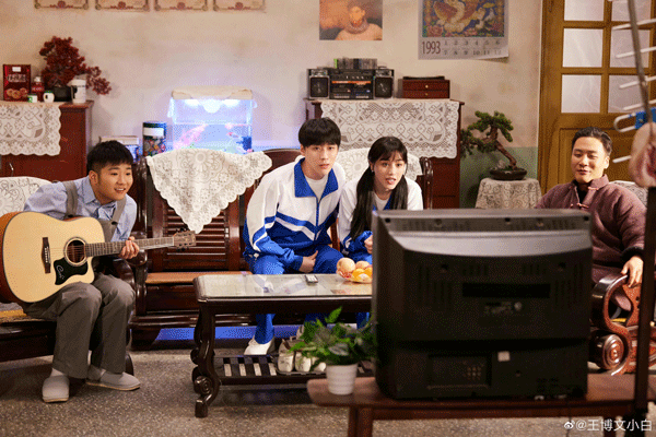 《开播情景喜剧》葛天连换三个造型 重回1993彰显喜剧魅力