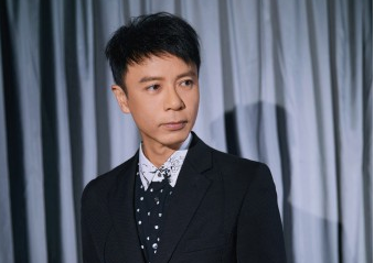 《中国好声音2022》李克勤导师抢人热梗频出 点评专业幽默有趣