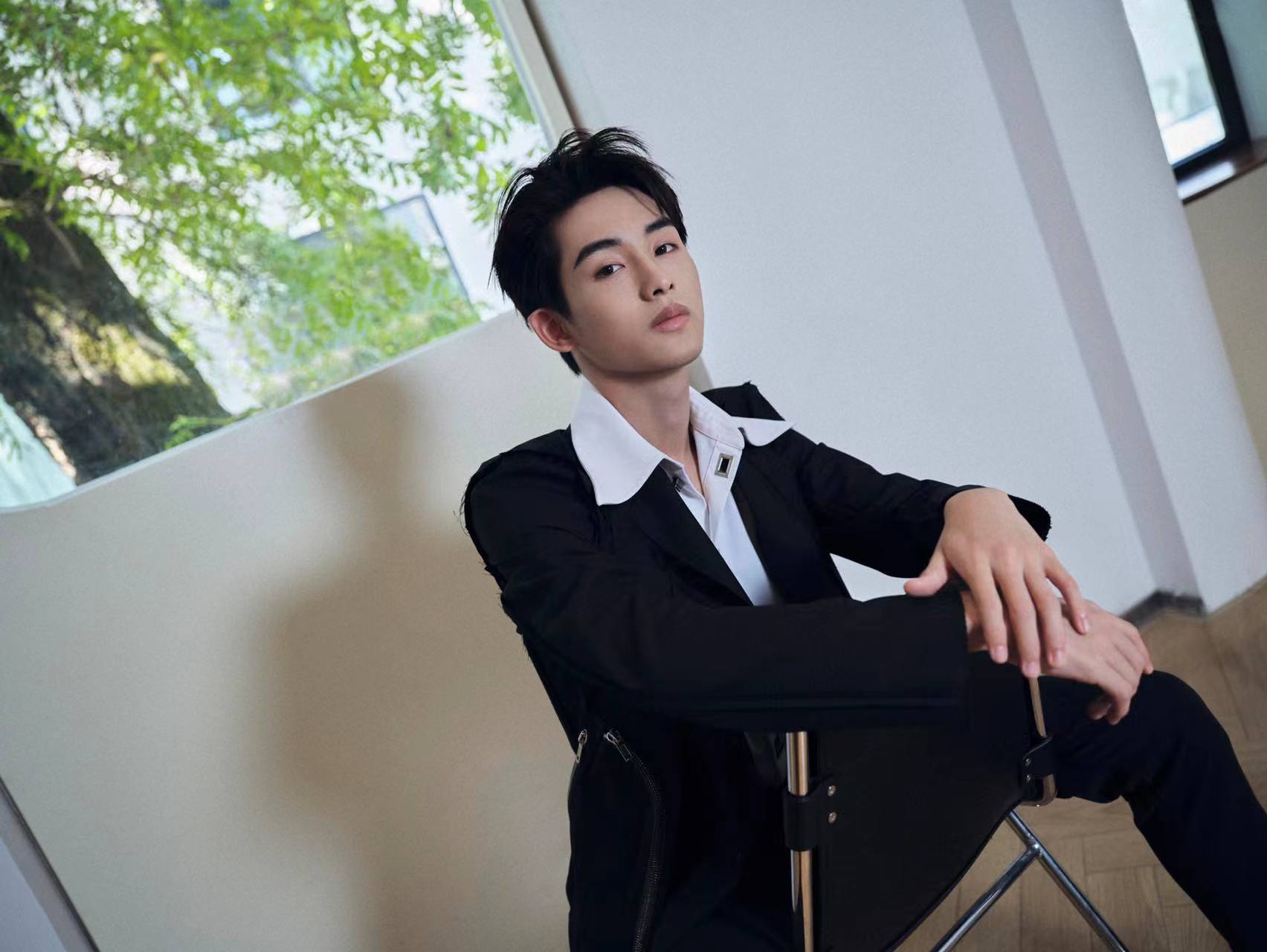 董思成现身线下活动 经典与明媚之间尽展少年风度