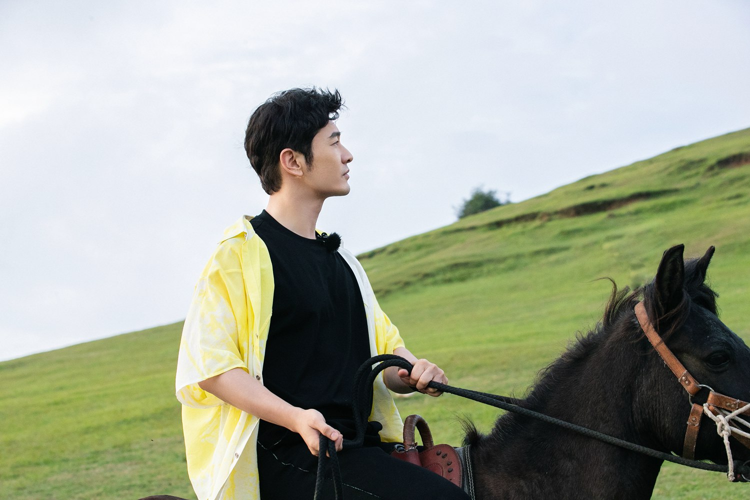 《中餐厅6》迎来休息日 黄晓明策马草原尽显洒脱