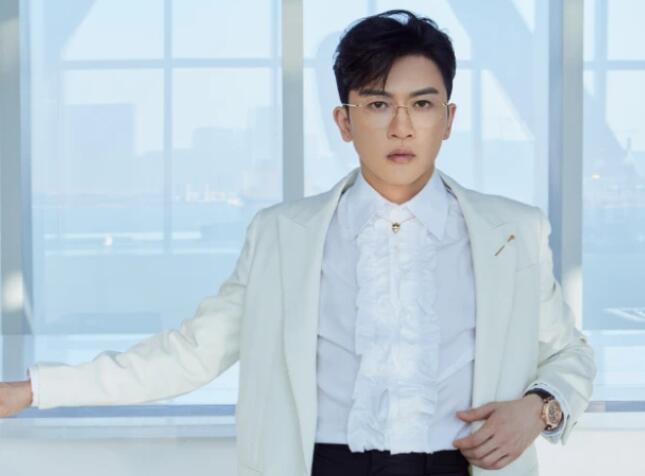 苏有朋出席第35届金鸡奖闭幕典礼 透露新电影正在筹备中