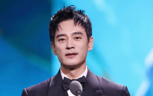 李光洁出席上海电视节 为雷佳音颁奖