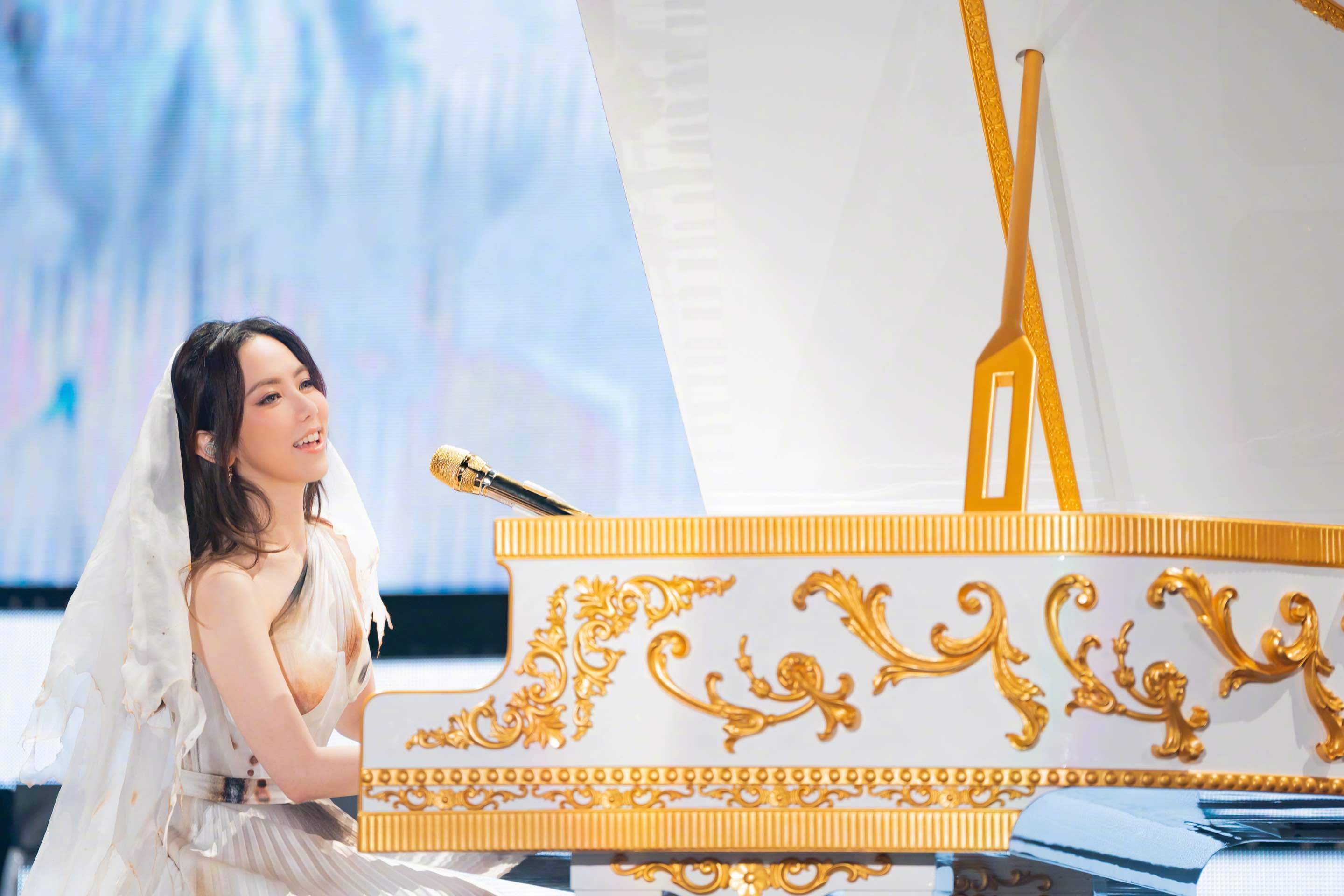 G.E.M.邓紫棋巡演首站广州 连唱三天体育场创纪录