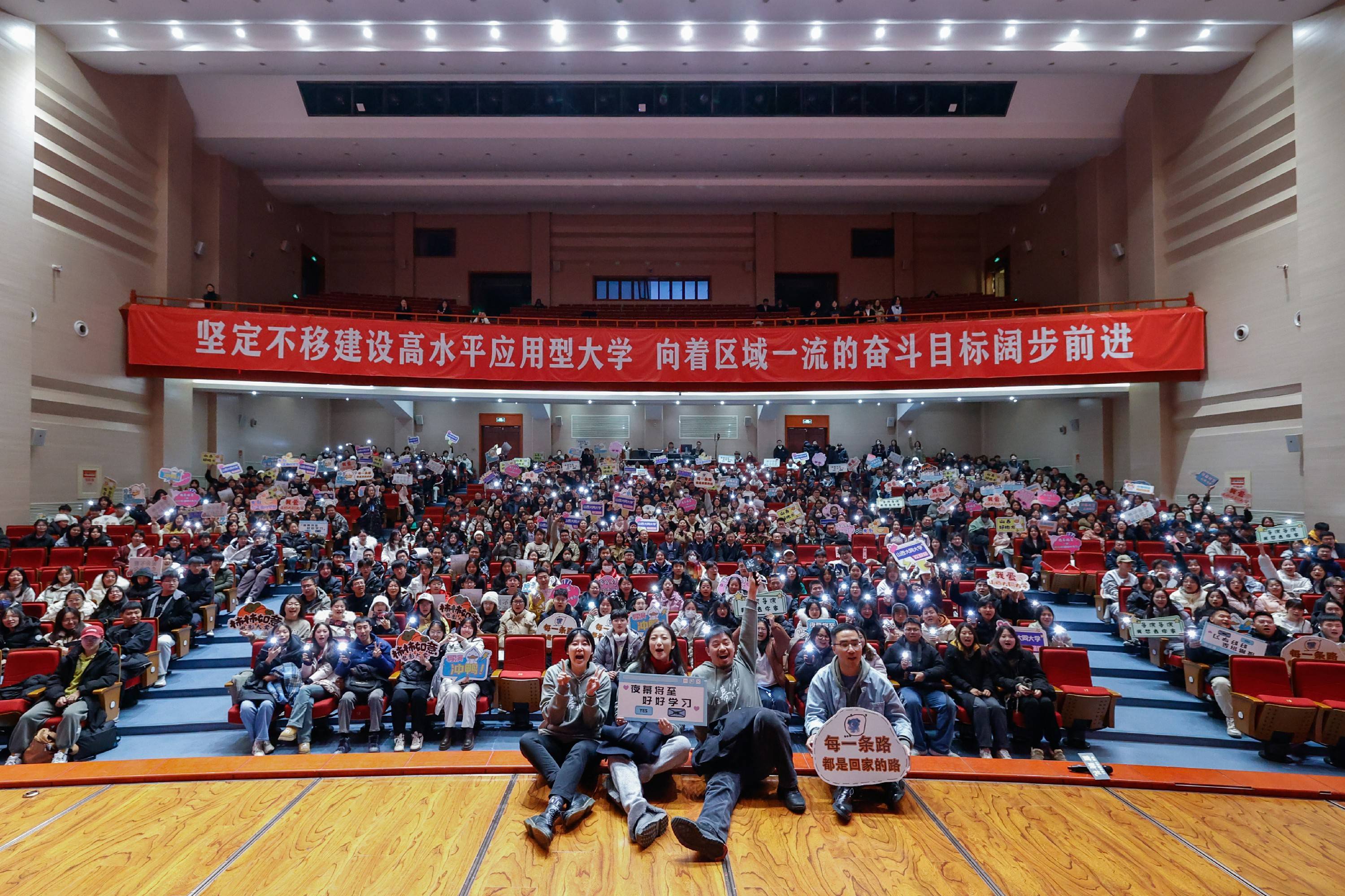 菅浩栋电影首作《夜幕将至》首映 与师生共话十年成长奇迹