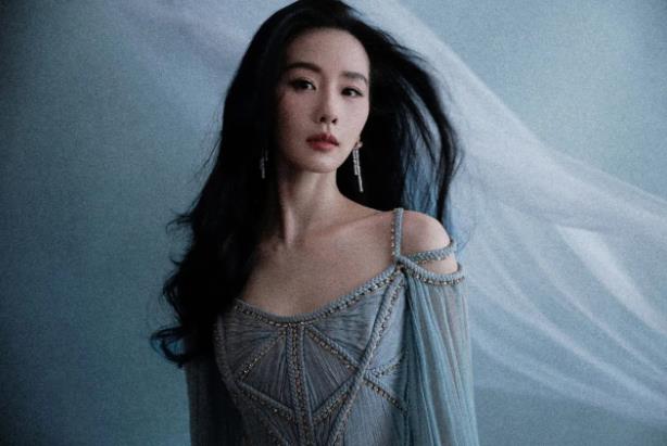 刘诗诗惊艳亮相微博之夜 荣获年度号召力演员奖，实至名归！