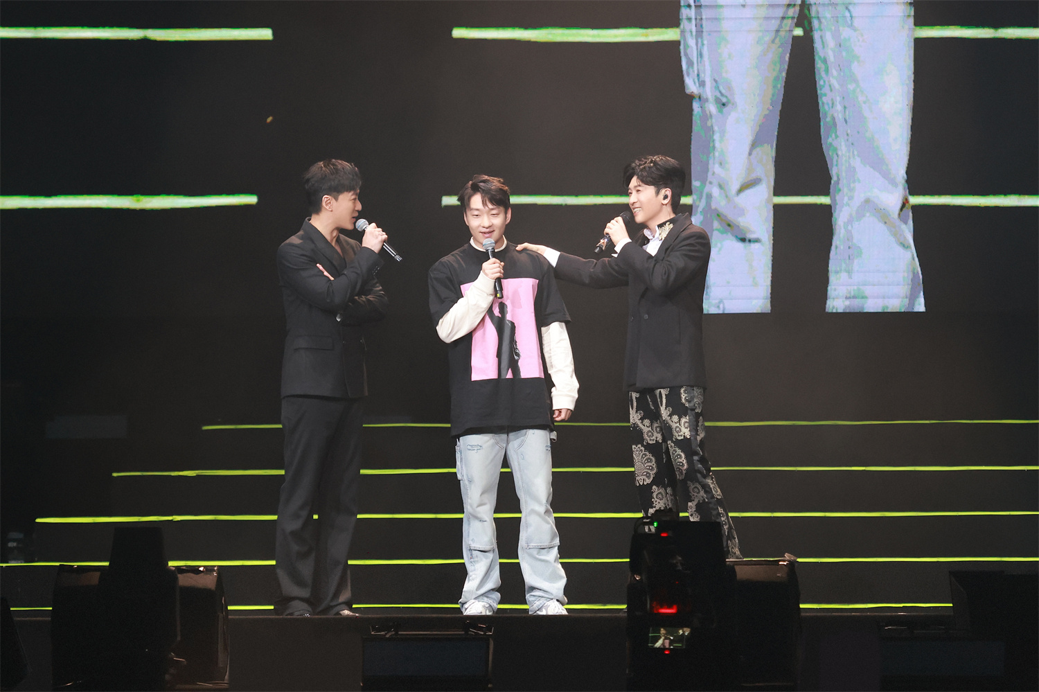 苏有朋巡演与林峯合体演唱《霍元甲》 歌迷热情喊话唱到90岁