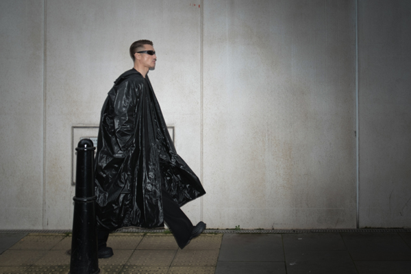 胡兵伦敦时装周未来主义感穿搭 神秘而飘逸的时尚