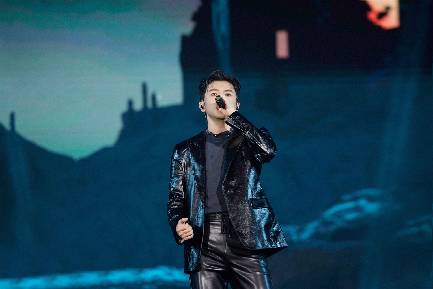 苏有朋巡演无锡站掀开新篇章 全新造型引领歌迷夏日狂欢