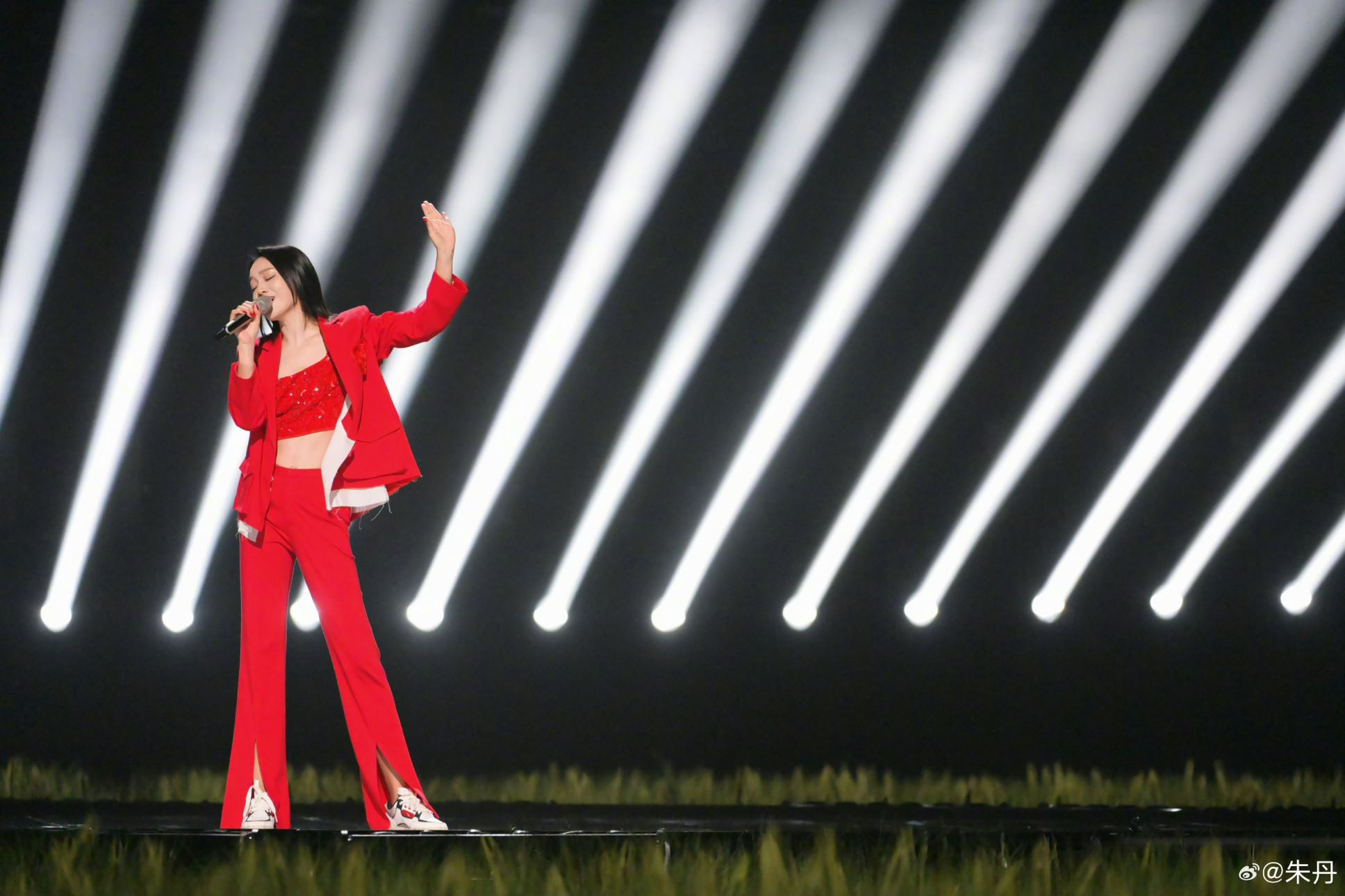 朱丹《乘风2024》初舞台首次唱跳 突破自我传递女性力量