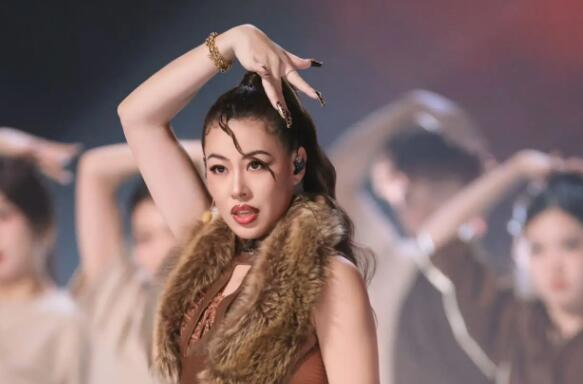 蔡诗芸《乘风2024》一公尽展实力《热冬》用说唱诠释舞台力量