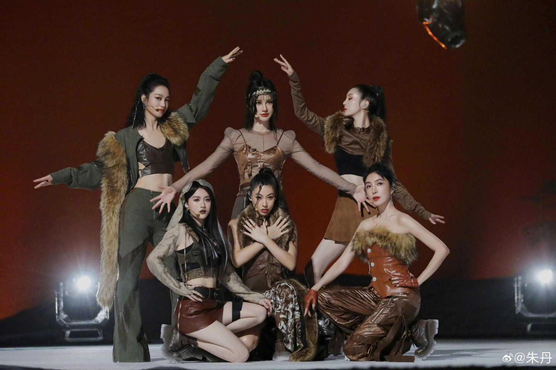 朱丹《乘风2024》迎来首场公演 收获“她力量”焕发新光彩