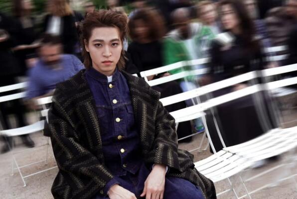 赞多再次现身巴黎时装周 反差造型风格备受关注