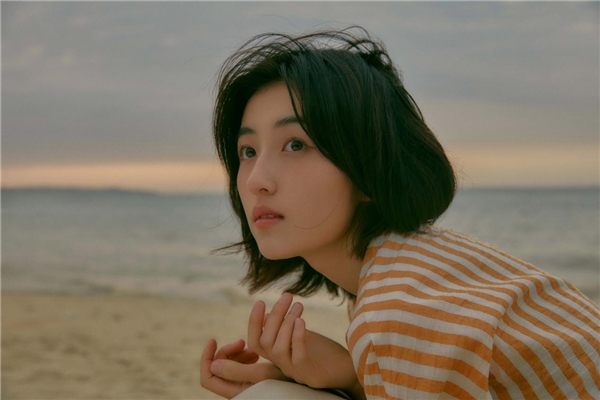 《向往的生活》第六季发布张子枫海边写真 镜头表现力十足氛围感满分
