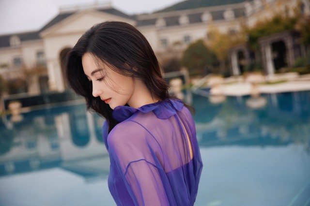 张柏芝紫色长裙尽展婉约佳人气韵 诠释典雅知性的迷人风情